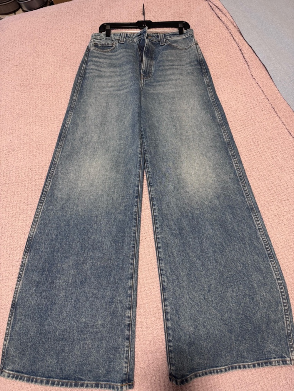 KHAITE Mid-Rise Wide-Leg Jeans in Washed Blue - Picture 4 of 9